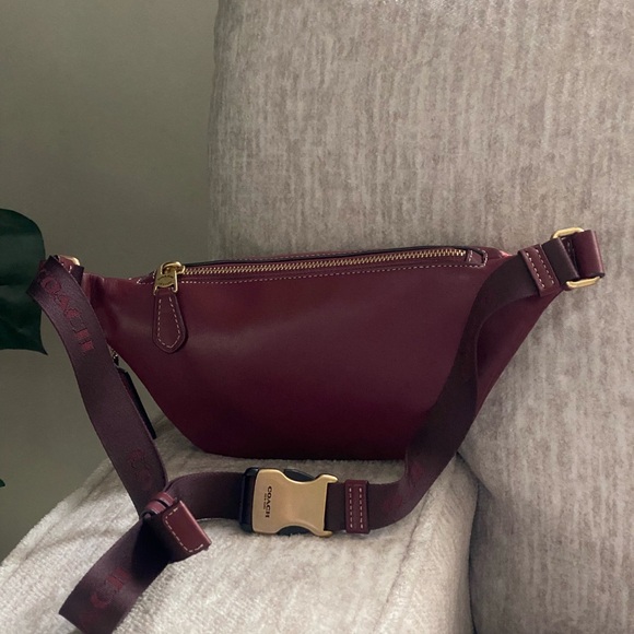 Coach Outlet Warren Mini Belt
Bag With Houndstooth Print - Picture 4 of 6